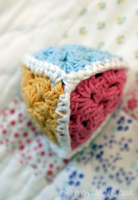 crochet-triangle-toy2