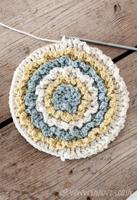 crochet-ruffle-cushion6
