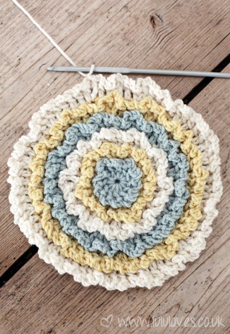 crochet-ruffle-cushion8