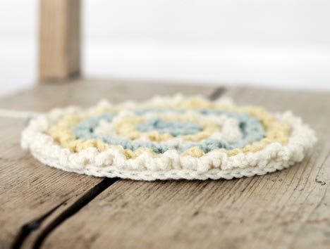 crochet-ruffle-cushion9